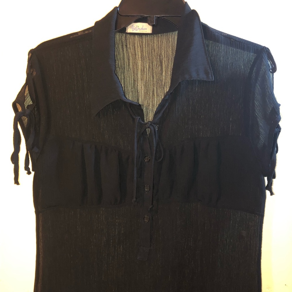 Black top with lace in the sleeve